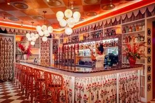 Для любителей музыки бар должен быть обязательной остановкой. Его стены украшают более 30 000 виниловых пластинок