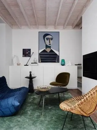 Картина Хенрика Годска Toggo Sette navy blue от Ligne Roset зеленый ковер от Spence Lyda винтажный стул от Conley … Картина Хенрика Годска Toggo Sette navy blue от Ligne Roset зеленый ковер от Spence Lyda винтажный стул от Conley …