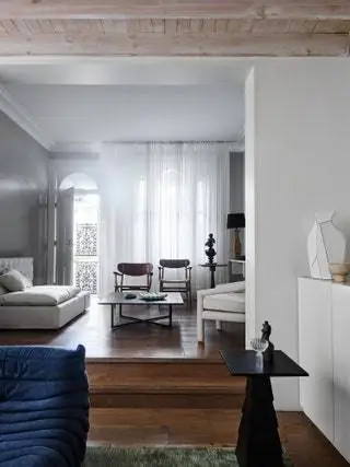 Соф Frigerio и шторы от Pure Interiors. Деревянные стулья от Hans J Wegner, а белый стул от Becker Minty… Соф Frigerio и шторы от Pure Interiors. Деревянные стулья от Hans J Wegner, а белый стул от Becker Minty…