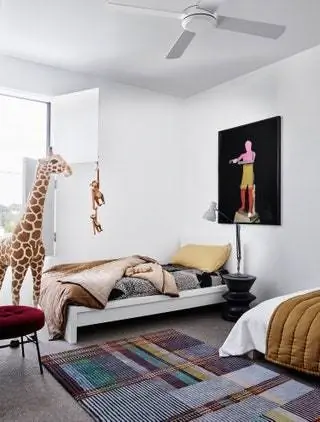 Giraffe от Adrienne Журнальный столик Misses Bonney от Zanotta Wallace Ковер Sewell от Spence Lyda и произведения искусства… Giraffe от Adrienne Журнальный столик Misses Bonney от Zanotta Wallace Ковер Sewell от Spence Lyda и произведения искусства…