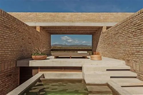 Терраса отеля Hotel Terrestre Oaxaca с бассейном