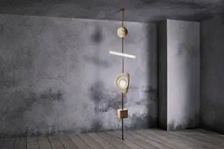 Форма состоит из каменных и дутых стеклянных элементов, расположенных вертикально, образуя что-то вроде орбиты с…