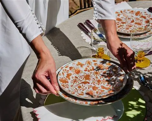 женщина берет тарелки