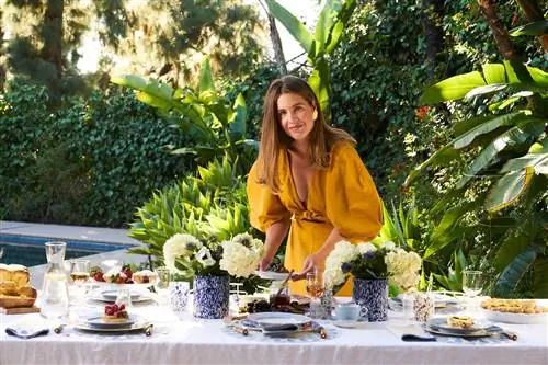 женщина в желтом платье за столом