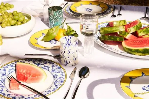 стол со столовыми приборами и арбузами