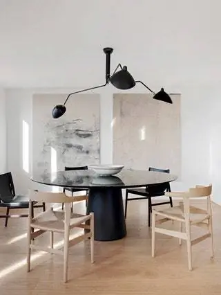 В столовой стол Materic и черные стулья Voyage от Porro и дерева PP68 от Hans J. Wegner, все онлайн…