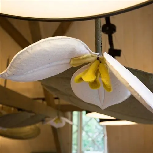 Гигантские акустические ЦВЕТЫ, сделанные из переработанной одежды