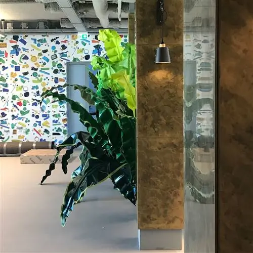 Гигантские акустические ЦВЕТЫ, сделанные из переработанной одежды