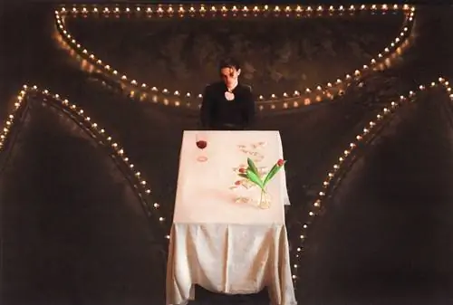 ФОНОВАЯ МУЗЫКА Сен Сенра спасает комнату Ла Палома в Барселоне в «Возвышенном»