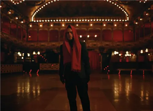 ФОНОВАЯ МУЗЫКА Сен Сенра спасает комнату Ла Палома в Барселоне в «Возвышенном»