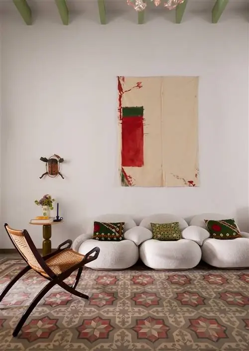 белые кресла кресло картина на стене