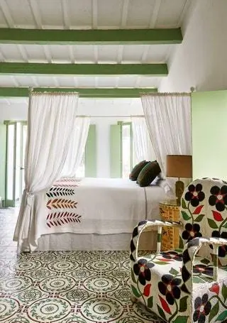 комната с кроватью и балдахином