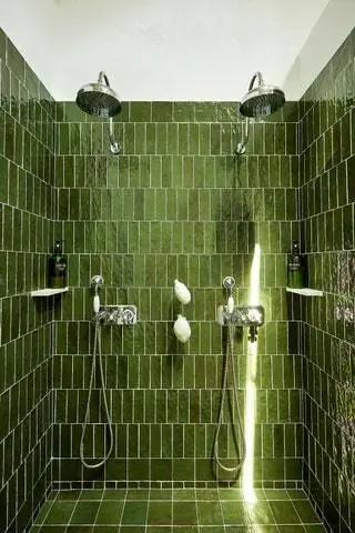 душ из зеленой плитки