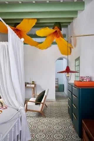 желтая ткань свисает с потолка