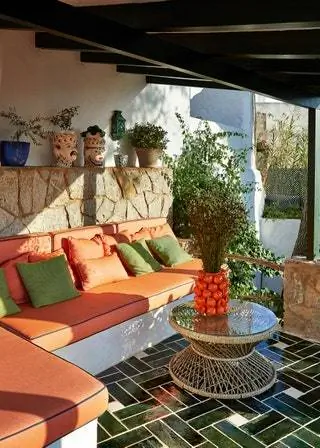 оранжевый диван