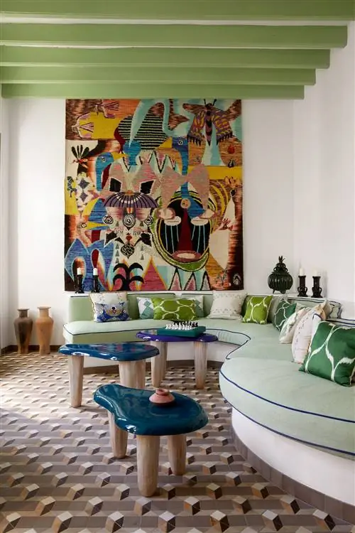 гостиная с зеленой крышей