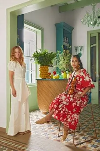 женщина в белом и женщина в красном сидят