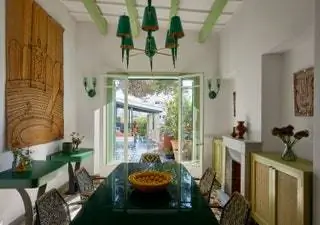 столовая с большим столом зеленая мебель