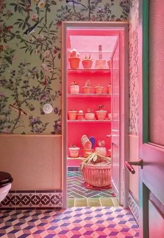 комната с цветочной стеной