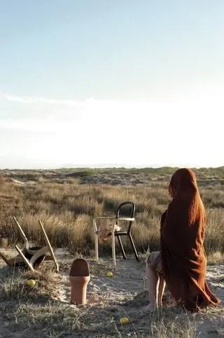 Мягкое кресло от Front for Porro и лежачее кресло CH20 от Hans J. Wegner от Carl Hansen Søn в кабинете Cosín и вазе…
