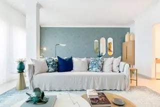 Гостиная с вневременной эстетикой, в которой преобладают растительные элементы и натуральные материалы, является наиболее…