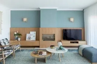 Элегантный и простой камин, разработанный Pura Cal, возглавляет гостиную