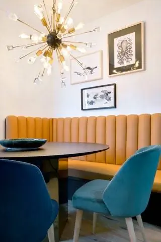 В одном углу обеденная зона, спроектированная Pura Cal, с L-образным кожаным диваном и стульями, обитыми тремя оттенками…