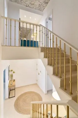 Квартира около 180 м2 имеет два этажа