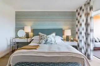 В одной из комнат горный массив Синтры проскальзывает в окно и заливает все пространство. Узоры ткани…