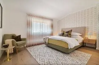 В другой из спален был придуман более женственный и дневной дизайн. Моря не так много, как в других районах…