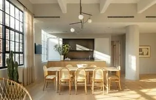 В обеденной зоне современные стулья Thonet окружают стол Braga Woodworks В обеденной зоне современные стулья Thonet окружают стол Braga Woodworks