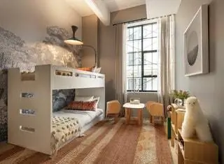 В детской комнате есть фотообои Rebel Walls под названием Bellewood a Crate and Barrel Bunk Bed и… В детской комнате есть фотообои Rebel Walls под названием Bellewood a Crate and Barrel Bunk Bed и…