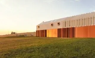 Его конструкция изготовлена из стали и клееного дерева, сгруппированных поперечными вентиляционными каналами и коллекторной сетью…