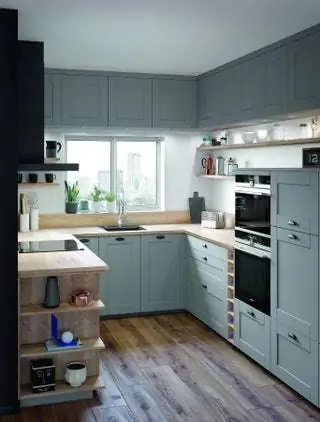 «Классическая дверь с рамой и ручкой в стиле бистро в сочетании с современным U-образным распределением придает характер этому…