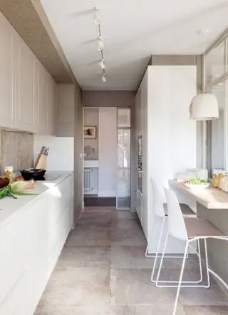 В летней резиденции пары бабушек и дедушек, которые обычно принимают внуков в гости во время каникул, находится…