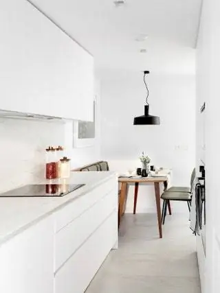 Эта кухня в минималистском стиле имеет пять колонных шкафов, которые, помимо холодильника, морозильной камеры и…