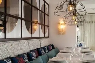 Элегантный и сдержанный, этот ресторан предлагает уютное пространство, где можно отведать блюда макаронезской, современной кухни из…