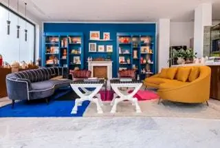 Бутик-номер 214 - это эксклюзивное и оригинальное пространство, предлагающее творческое и уникальное ремесленное предложение на острове…