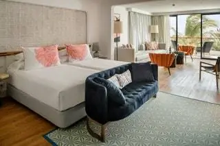 В отеле, который был полностью отремонтирован в 2020 году, 213 номеров с большими террасами, все с видом на…