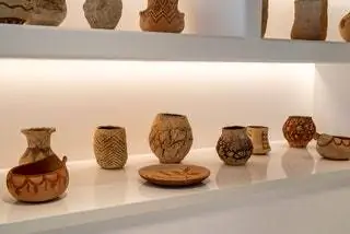 Даже коллекция керамики, представленная в буфете Bella Lucía, была отобрана среди ремесленников и…