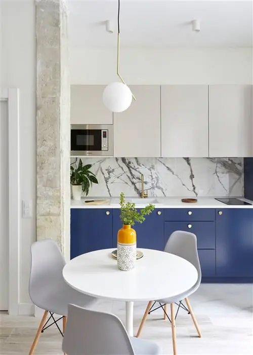 Старый бар в Мадриде переоборудовали в две небольшие хорошо используемые квартиры. И в этом все на квадратные метры…