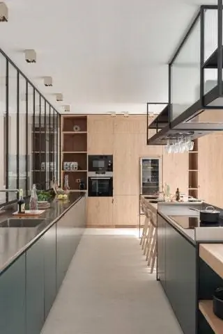 На кухне потолочные светильники от Peter Zumthor для Viabizzuno, а табуретки от Alki