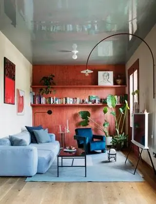 Деталь столовой. Лампа от Muller Van Severen для Valeri Objects Sof Mags soft by Hay Mesa centro de Hay Mesa…