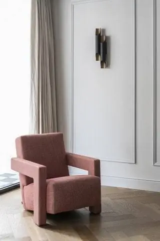 В углу комнаты кресло Utretch от Cassina