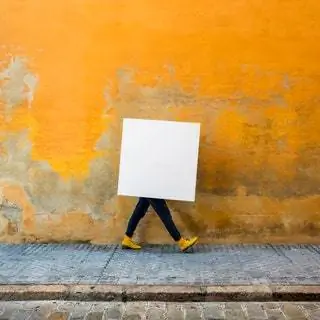 Стена с индивидуальностью и прохожий - это все, что нужно Джосу Торо для создания изображений, которые приглашают…