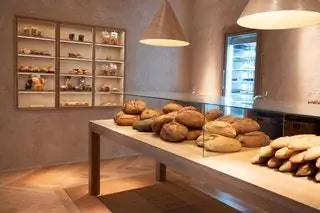 Вы знаете печь Бабетты?Пекарня предлагает широкий выбор хлеба на закваске. Теперь есть…