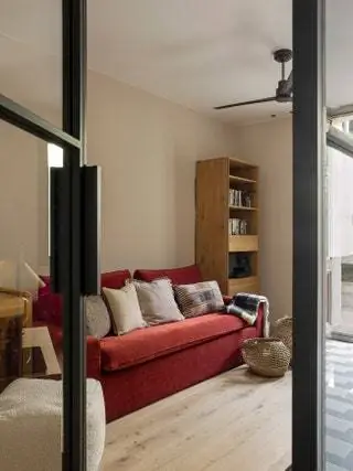 красный стеклянный диван