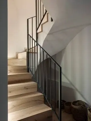 лестница с черными перилами