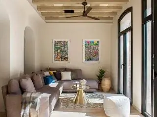 коричневый диван с черными окнами