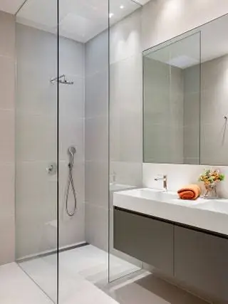 ванная комната с душевой кабиной и мебелью